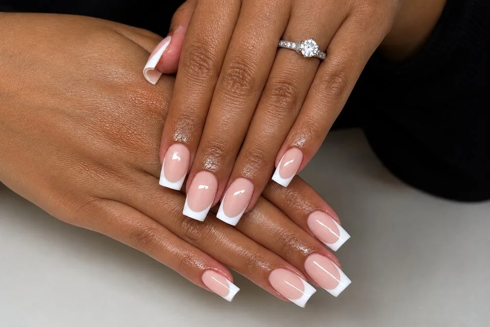 Manucure French blanche sur ongles carrés