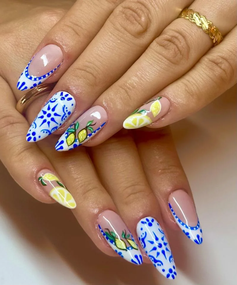 Ongles amande nail art citrons et carreaux bleus