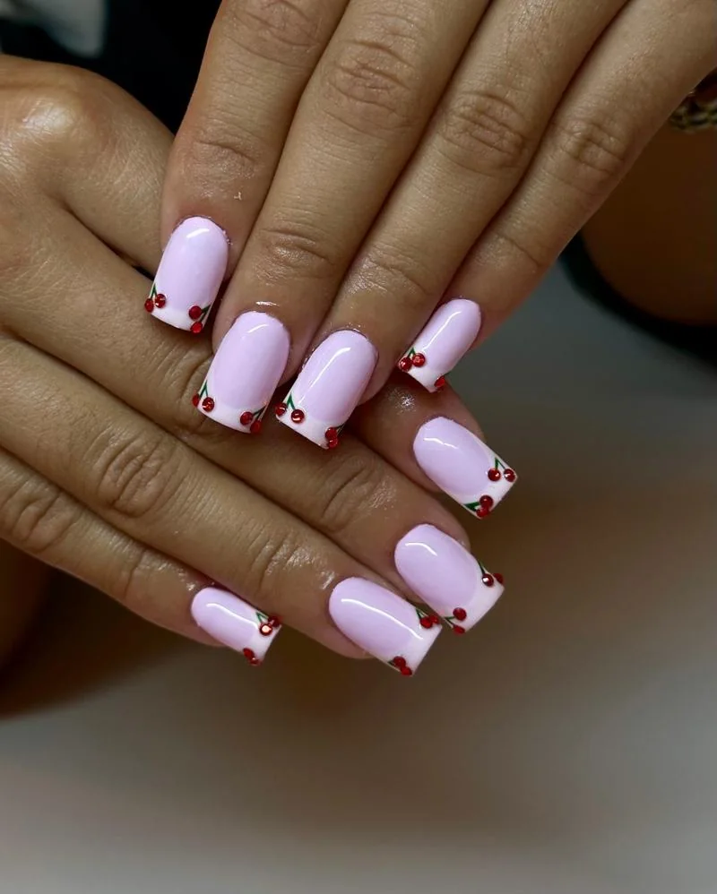 Ongles carrés roses French avec cerises en strass