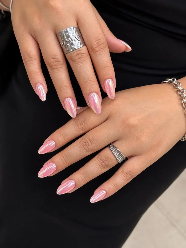 Ongles amande roses effet chrome nacré